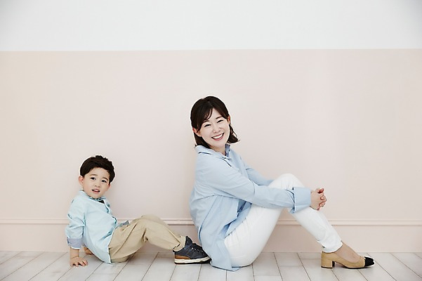 포토 JPG 전신 여자 남자 아들 어린이 엄마 실내 웃음 앉기 소년 성인 두명 옆모습 30대 한국인 나란히 아들바보 국내포토 모자관계 뷰포인트 가족 모션 표정 사람 동양인 내부 장년 파일형식