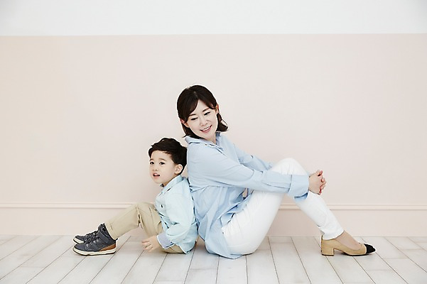 포토 JPG 전신 여자 남자 아들 어린이 엄마 실내 웃음 앉기 소년 성인 두명 옆모습 30대 한국인 등맞대기 아들바보 국내포토 모자관계 뷰포인트 가족 모션 표정 사람 동양인 내부 장년 파일형식