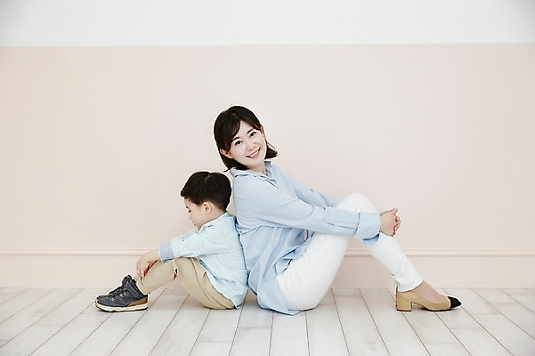 포토 JPG 전신 여자 남자 아들 어린이 엄마 실내 웃음 앉기 소년 성인 두명 옆모습 30대 한국인 등맞대기 아들바보 국내포토 모자관계 뷰포인트 가족 모션 표정 사람 동양인 내부 장년 파일형식