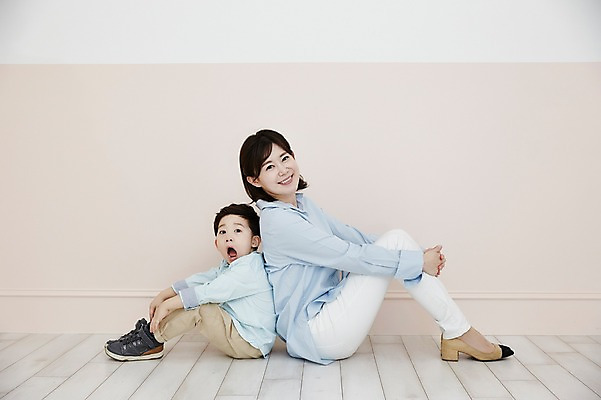 포토 JPG 전신 여자 남자 아들 어린이 엄마 실내 웃음 앉기 소년 성인 두명 옆모습 30대 한국인 등맞대기 아들바보 국내포토 모자관계 뷰포인트 가족 모션 표정 사람 동양인 내부 장년 파일형식