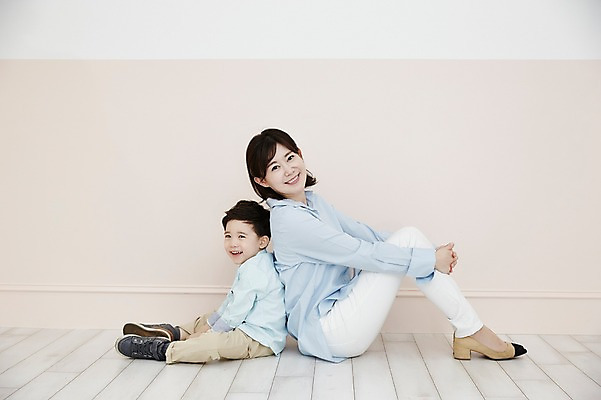 포토 JPG 전신 여자 남자 아들 어린이 엄마 실내 웃음 앉기 소년 성인 두명 옆모습 30대 한국인 등맞대기 아들바보 국내포토 모자관계 뷰포인트 가족 모션 표정 사람 동양인 내부 장년 파일형식