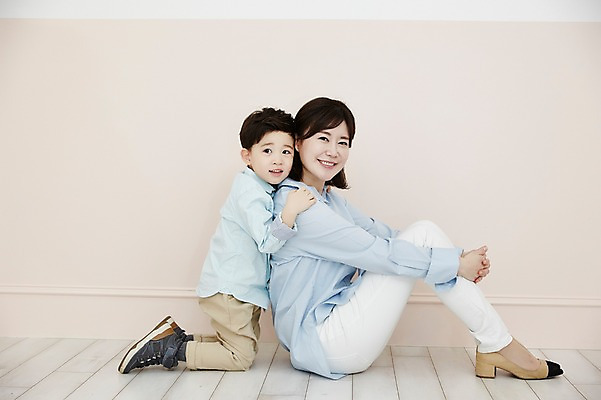 포토 JPG 전신 여자 남자 아들 어린이 안기 엄마 실내 웃음 앉기 소년 성인 두명 옆모습 30대 한국인 아들바보 국내포토 모자관계 뷰포인트 가족 모션 표정 사람 동양인 내부 장년 파일형식