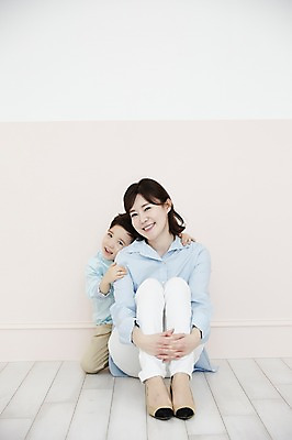 포토 JPG 전신 여자 남자 아들 어린이 벽 엄마 실내 웃음 앉기 소년 성인 두명 앞모습 30대 기댐 한국인 아들바보 국내포토 모자관계 뷰포인트 가족 모션 표정 사람 동양인 내부 장년 파일형식