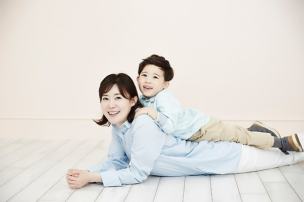 포토 JPG 전신 여자 남자 아들 어린이 엎드리기 엄마 실내 웃음 소년 상반신 성인 두명 옆모습 30대 눕기 한국인 아들바보 국내포토 모자관계 뷰포인트 가족 모션 표정 사람 동양인 내부 장년 파일형식