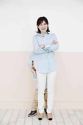 포토 JPG 전신 여자 남자 아들 어린이 엄마 실내 서기 웃음 소년 성인 두명 앞모습 30대 팔짱 한국인 숨기 국내포토 모자관계 뷰포인트 가족 모션 표정 사람 동양인 내부 장년 파일형식