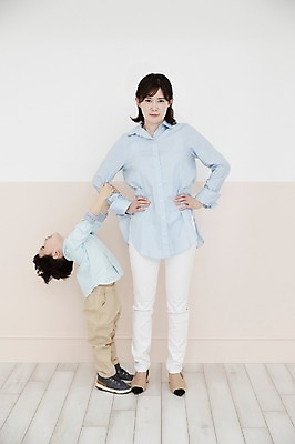 포토 JPG 전신 여자 남자 아들 어린이 허리손 엄마 실내 서기 소년 성인 두명 앞모습 옆모습 30대 한국인 고집 조르기 국내포토 모자관계 뷰포인트 포즈 가족 모션 사람 동양인 내부 장년 파일형식