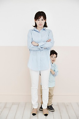 포토 JPG 전신 여자 남자 아들 어린이 엄마 실내 서기 웃음 소년 성인 두명 앞모습 30대 팔짱 한국인 숨기 국내포토 모자관계 뷰포인트 가족 모션 표정 사람 동양인 내부 장년 파일형식