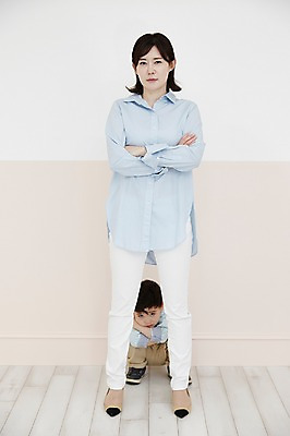 포토 JPG 전신 여자 남자 아들 어린이 엄마 실내 서기 앉기 소년 성인 두명 앞모습 30대 팔짱 한국인 숨기 국내포토 모자관계 뷰포인트 가족 모션 사람 동양인 내부 장년 파일형식 관계 인종