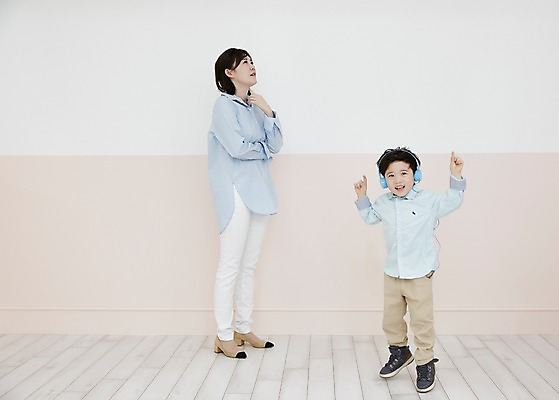 포토 JPG 전신 여자 남자 아들 어린이 음악 엄마 실내 서기 소년 성인 두명 앞모습 옆모습 30대 헤드폰 음악감상 한국인 춤 즐거움 두통 국내포토 모자관계 감정 뷰포인트 음향기기 가족 모션 문화예술 사람 동양인 내부 장년 감상 질병 파일형식