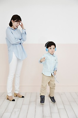 포토 JPG 전신 여자 남자 아들 어린이 음악 엄마 실내 서기 소년 성인 두명 앞모습 30대 헤드폰 음악감상 한국인 춤 즐거움 두통 국내포토 모자관계 감정 뷰포인트 음향기기 가족 모션 문화예술 사람 동양인 내부 장년 감상 질병 파일형식