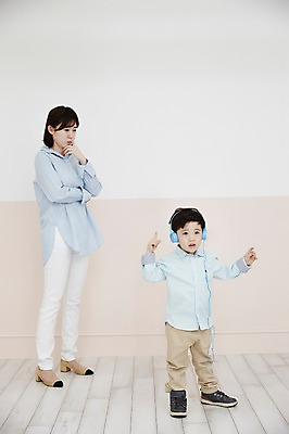 포토 JPG 전신 여자 남자 아들 어린이 음악 엄마 실내 서기 소년 성인 두명 앞모습 30대 헤드폰 음악감상 한국인 춤 두통 국내포토 모자관계 뷰포인트 음향기기 가족 모션 문화예술 사람 동양인 내부 장년 감상 질병 파일형식