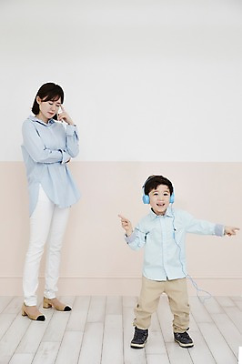 포토 JPG 전신 여자 남자 아들 어린이 음악 엄마 실내 서기 웃음 소년 성인 두명 앞모습 30대 헤드폰 음악감상 한국인 즐거움 두통 국내포토 모자관계 감정 뷰포인트 음향기기 가족 모션 문화예술 표정 사람 동양인 내부 장년 감상 질병 파일형식