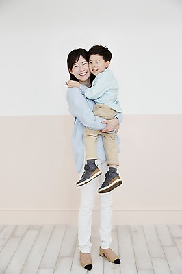 포토 JPG 전신 여자 남자 아들 어린이 안기 엄마 실내 서기 웃음 들기 소년 성인 두명 앞모습 옆모습 30대 한국인 아들바보 국내포토 모자관계 뷰포인트 가족 모션 표정 사람 동양인 내부 장년 파일형식 관계 인종