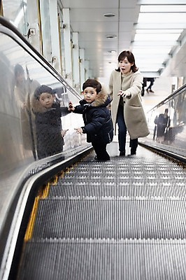 포토 JPG 주간 전신 여자 남자 아들 어린이 엄마 서기 소년 성인 야외 두명 앞모습 30대 한국인 잡기 전철 위험 에스컬레이터 전철역 국내포토 모자관계 자연요소 육상교통 뷰포인트 컨셉 가족 모션 대중교통 사람 동양인 장년 역 파일형식