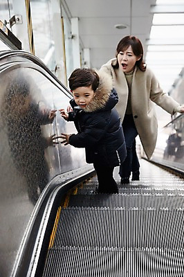 포토 JPG 주간 전신 여자 남자 아들 어린이 엄마 서기 소년 성인 야외 두명 앞모습 30대 한국인 잡기 전철 위험 에스컬레이터 전철역 국내포토 모자관계 자연요소 육상교통 뷰포인트 컨셉 가족 모션 대중교통 사람 동양인 장년 역 파일형식