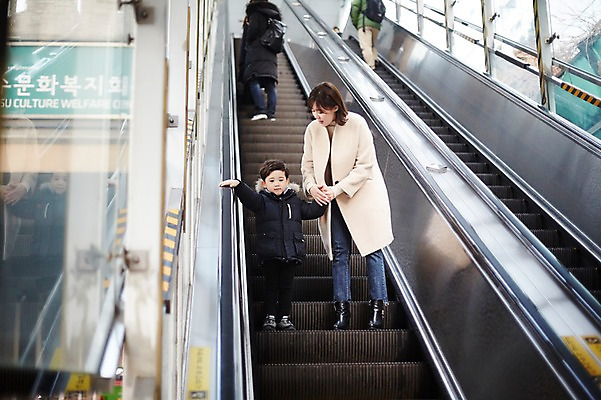 포토 JPG 주간 전신 여자 남자 아들 어린이 엄마 서기 소년 성인 야외 두명 앞모습 30대 손잡기 한국인 전철 에스컬레이터 전철역 국내포토 모자관계 자연요소 육상교통 뷰포인트 가족 모션 대중교통 사람 동양인 장년 역 파일형식