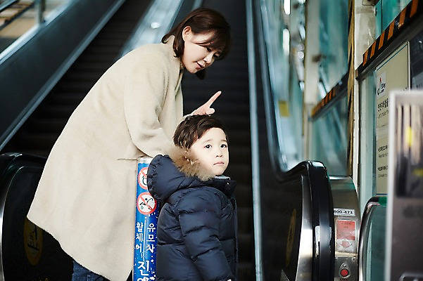 포토 JPG 주간 여자 남자 아들 어린이 엄마 서기 소년 상반신 성인 야외 두명 옆모습 30대 손잡기 한국인 전철 에스컬레이터 전철역 국내포토 모자관계 자연요소 육상교통 뷰포인트 가족 모션 대중교통 사람 동양인 장년 역 파일형식