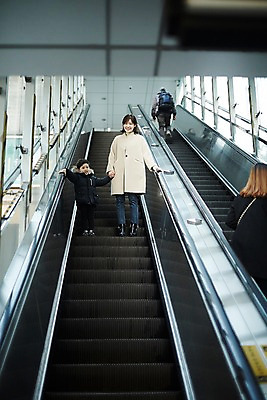 포토 JPG 주간 전신 여자 남자 아들 어린이 엄마 서기 웃음 소년 성인 야외 두명 앞모습 30대 손잡기 한국인 잡기 전철 에스컬레이터 전철역 국내포토 모자관계 자연요소 육상교통 뷰포인트 가족 모션 대중교통 표정 사람 동양인 장년 역 파일형식