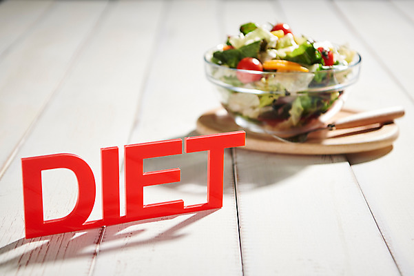 포토 JPG 접시 알파벳 다이어트 사람없음 목재 샐러드 목표 식이조절 나무배경 국내포토 나무 식기 영어 음식 백그라운드 컨셉 재료 건강 파일형식