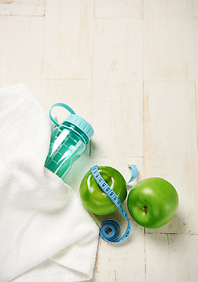 포토 JPG 다이어트 줄자 사람없음 목재 수건 운동 목표 사과 물병 나무배경 국내포토 나무 백그라운드 컨셉 과일 재료 자 건강 위생용품 물통 파일형식