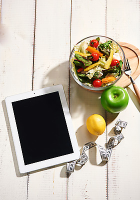 포토 JPG 포크 다이어트 줄자 사람없음 목재 태블릿 샐러드 목표 사과 레몬 나무배경 국내포토 나무 식기 음식 백그라운드 컨셉 과일 재료 자 건강 전자제품 스마트기기 파일형식