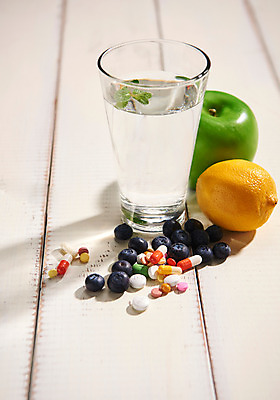 포토 JPG 다이어트 사람없음 목재 물 약 목표 사과 레몬 물컵 블루베리 나무배경 국내포토 자연요소 나무 백그라운드 컨셉 과일 재료 의학 건강 컵 파일형식