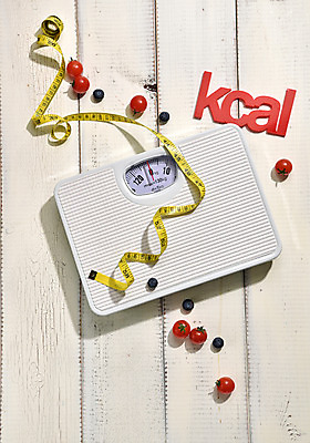 포토 JPG 다이어트 방울토마토 줄자 사람없음 목재 운동 목표 체중계 칼로리 나무배경 국내포토 나무 백그라운드 컨셉 토마토 재료 자 건강 파일형식