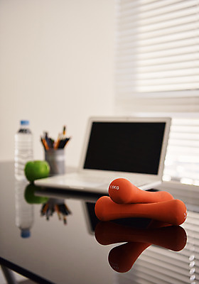 포토 JPG 다이어트 사람없음 아웃포커스 노트북 사무실 아령 목표 사과 물병 연필꽂이 국내포토 컨셉 과일 비즈니스 문구용품 촬영기법 건강 전자제품 물통 파일형식