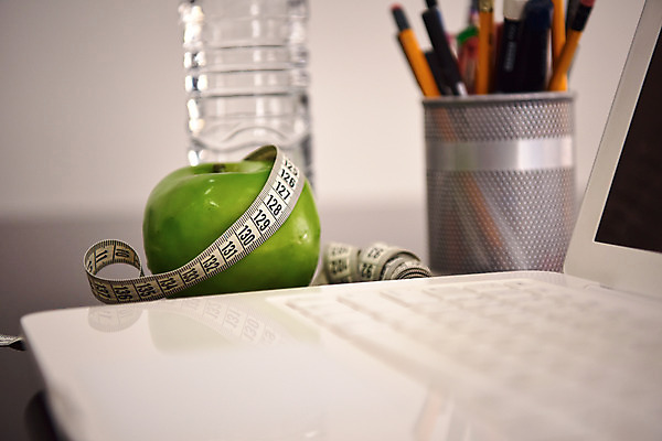 포토 JPG 다이어트 줄자 근접촬영 사람없음 아웃포커스 노트북 목표 사과 물병 연필꽂이 국내포토 뷰포인트 컨셉 과일 문구용품 촬영기법 자 건강 전자제품 물통 파일형식