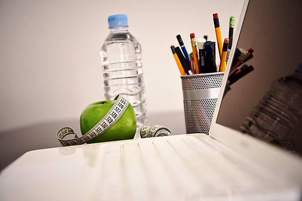 포토 JPG 다이어트 사람없음 아웃포커스 노트북 사무실 아령 목표 사과 물병 연필꽂이 국내포토 컨셉 과일 비즈니스 문구용품 촬영기법 건강 전자제품 물통 파일형식