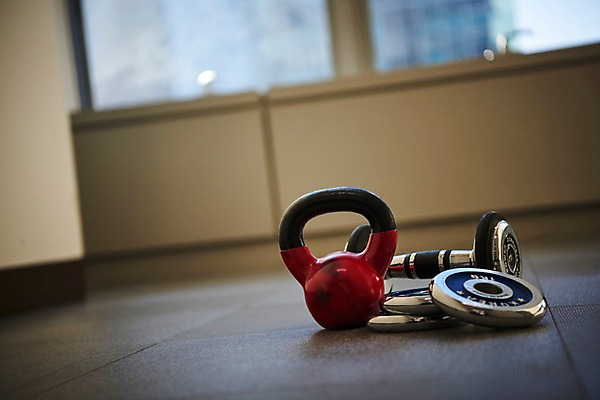 포토 JPG 다이어트 창문 사람없음 아웃포커스 운동 아령 목표 웨이트기구 케틀벨 국내포토 컨셉 촬영기법 건강 운동기구 파일형식