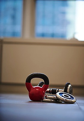 포토 JPG 다이어트 창문 사람없음 아웃포커스 운동 아령 목표 웨이트기구 케틀벨 국내포토 컨셉 촬영기법 건강 운동기구 파일형식