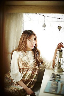 포토 JPG 응시 여자 실내 한명 앉기 상반신 20대 성인 앞모습 캠핑 한국인 램프 캠핑카 가랜드 성인여자한명만 국내포토 1 시선 뷰포인트 모션 자동차 레저 조명 사람 동양인 청년 내부 파티용품 여자한명만 성인여자만 파일형식