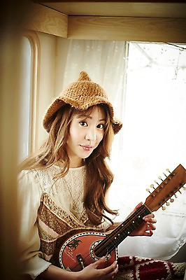 포토 JPG 여자 실내 한명 웃음 들기 앉기 상반신 20대 성인 앞모습 캠핑 한국인 우쿨렐레 캠핑카 성인여자한명만 국내포토 1 뷰포인트 모션 자동차 현악기 레저 표정 사람 동양인 청년 내부 여자한명만 성인여자만 파일형식