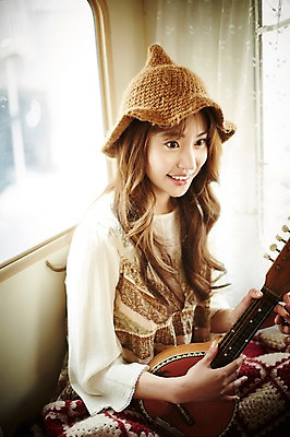 포토 JPG 응시 여자 실내 한명 웃음 들기 앉기 상반신 20대 성인 앞모습 캠핑 한국인 우쿨렐레 캠핑카 성인여자한명만 국내포토 1 시선 뷰포인트 모션 자동차 현악기 레저 표정 사람 동양인 청년 내부 여자한명만 성인여자만 파일형식