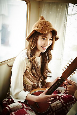 포토 JPG 응시 여자 실내 한명 웃음 들기 앉기 상반신 20대 성인 앞모습 캠핑 한국인 우쿨렐레 캠핑카 성인여자한명만 국내포토 1 시선 뷰포인트 모션 자동차 현악기 레저 표정 사람 동양인 청년 내부 여자한명만 성인여자만 파일형식