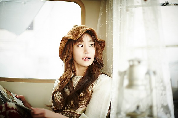 포토 JPG 응시 여자 여유 실내 한명 들기 앉기 상반신 20대 성인 앞모습 책 기댐 캠핑 한국인 캠핑카 성인여자한명만 국내포토 1 시선 감정 뷰포인트 모션 자동차 레저 사람 동양인 청년 내부 여자한명만 성인여자만 파일형식