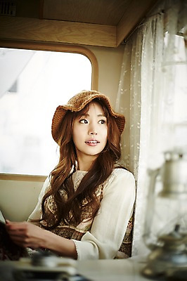 포토 JPG 응시 여자 여유 실내 한명 웃음 들기 앉기 상반신 20대 성인 앞모습 책 기댐 캠핑 한국인 캠핑카 성인여자한명만 국내포토 1 시선 감정 뷰포인트 모션 자동차 레저 표정 사람 동양인 청년 내부 여자한명만 성인여자만 파일형식