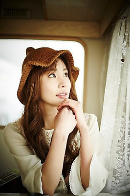 포토 JPG 응시 여자 여유 실내 한명 앉기 상반신 20대 성인 앞모습 캠핑 한국인 캠핑카 성인여자한명만 국내포토 1 시선 감정 뷰포인트 모션 자동차 레저 사람 동양인 청년 내부 여자한명만 성인여자만 파일형식