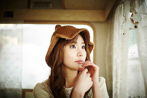 포토 JPG 응시 여자 실내 한명 앉기 상반신 20대 성인 앞모습 턱괴기 캠핑 한국인 캠핑카 성인여자한명만 국내포토 1 시선 뷰포인트 모션 자동차 레저 사람 동양인 청년 내부 여자한명만 성인여자만 파일형식