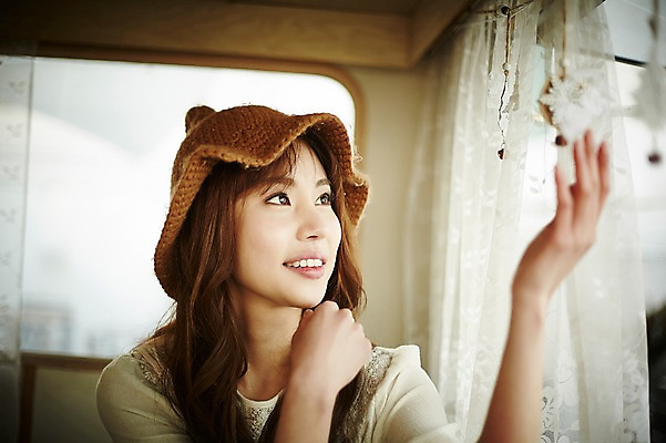 포토 JPG 응시 여자 실내 한명 웃음 앉기 상반신 20대 성인 앞모습 캠핑 만지기 한국인 캠핑카 성인여자한명만 국내포토 1 시선 뷰포인트 모션 자동차 레저 표정 사람 동양인 청년 내부 여자한명만 성인여자만 파일형식