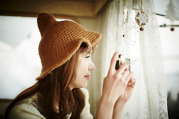 포토 JPG 응시 여자 실내 한명 웃음 앉기 상반신 20대 성인 옆모습 카메라 사진촬영 캠핑 한국인 캠핑카 성인여자한명만 국내포토 1 시선 뷰포인트 모션 자동차 레저 표정 사람 동양인 청년 내부 전자제품 촬영 여자한명만 성인여자만 파일형식