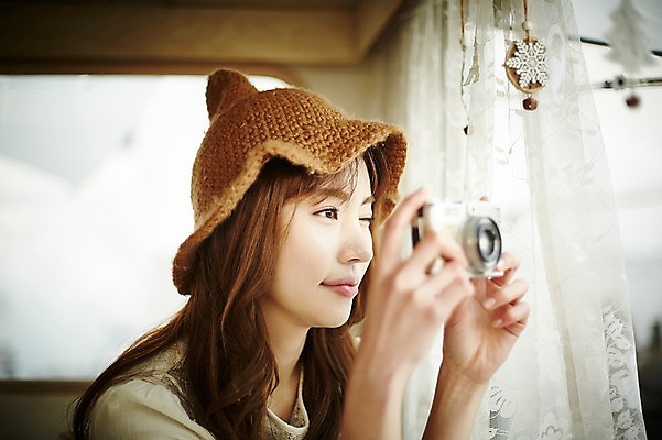 포토 JPG 응시 여자 실내 한명 웃음 들기 앉기 상반신 20대 성인 옆모습 카메라 사진촬영 캠핑 한국인 캠핑카 성인여자한명만 국내포토 1 시선 뷰포인트 모션 자동차 레저 표정 사람 동양인 청년 내부 전자제품 촬영 여자한명만 성인여자만 파일형식