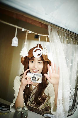 포토 JPG 여자 실내 한명 웃음 들기 앉기 상반신 20대 성인 앞모습 카메라 사진촬영 캠핑 한국인 인사 캠핑카 성인여자한명만 국내포토 1 뷰포인트 모션 자동차 레저 표정 사람 동양인 청년 내부 전자제품 촬영 예절 여자한명만 성인여자만 파일형식