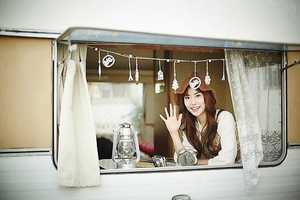 포토 JPG 여자 실내 한명 웃음 앉기 상반신 20대 성인 앞모습 캠핑 한국인 램프 인사 커튼 탁상시계 캠핑카 성인여자한명만 국내포토 1 뷰포인트 시계 모션 자동차 레저 조명 표정 사람 동양인 청년 내부 예절 여자한명만 성인여자만 파일형식