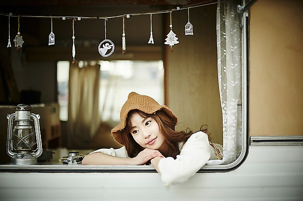 포토 JPG 응시 여자 실내 한명 웃음 앉기 상반신 20대 성인 앞모습 기댐 턱괴기 캠핑 한국인 램프 커튼 캠핑카 성인여자한명만 국내포토 1 시선 뷰포인트 모션 자동차 레저 조명 표정 사람 동양인 청년 내부 여자한명만 성인여자만 파일형식