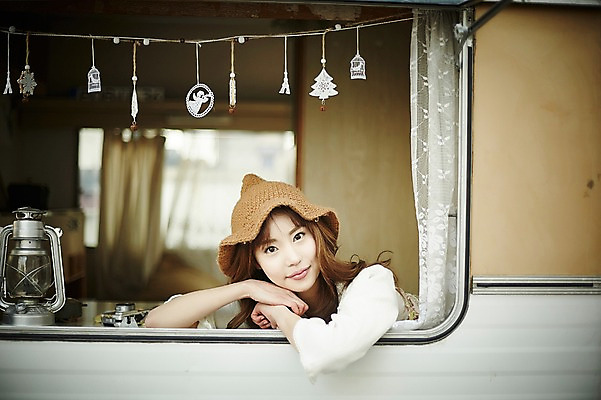 포토 JPG 여자 실내 한명 웃음 앉기 상반신 20대 성인 앞모습 턱괴기 캠핑 한국인 램프 커튼 캠핑카 성인여자한명만 국내포토 1 뷰포인트 모션 자동차 레저 조명 표정 사람 동양인 청년 내부 여자한명만 성인여자만 파일형식