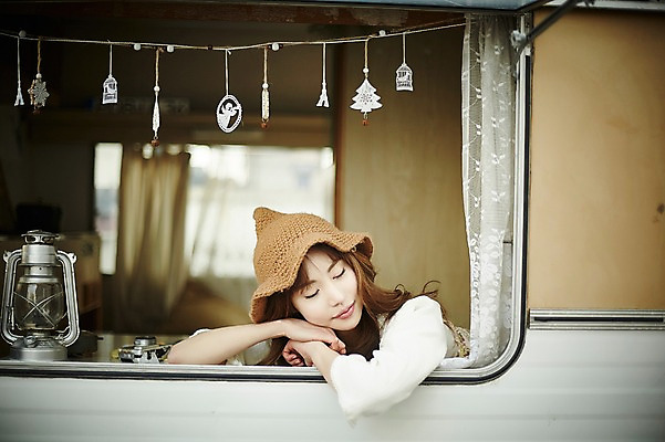 포토 JPG 여자 실내 한명 앉기 상반신 20대 성인 앞모습 눈감음 캠핑 한국인 램프 커튼 캠핑카 성인여자한명만 국내포토 1 뷰포인트 모션 자동차 레저 조명 사람 동양인 청년 내부 여자한명만 성인여자만 파일형식