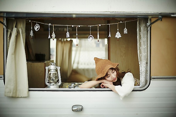 포토 JPG 여자 실내 한명 앉기 상반신 20대 성인 앞모습 눈감음 기댐 캠핑 한국인 램프 커튼 캠핑카 성인여자한명만 국내포토 1 뷰포인트 모션 자동차 레저 조명 사람 동양인 청년 내부 여자한명만 성인여자만 파일형식