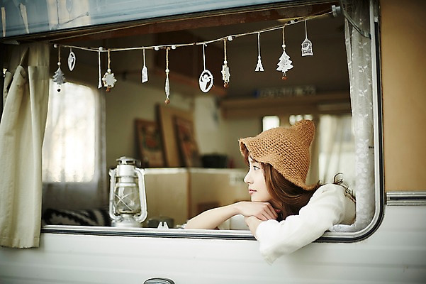 포토 JPG 응시 여자 실내 한명 앉기 상반신 20대 성인 옆모습 기댐 턱괴기 캠핑 한국인 램프 커튼 캠핑카 성인여자한명만 국내포토 1 시선 뷰포인트 모션 자동차 레저 조명 사람 동양인 청년 내부 여자한명만 성인여자만 파일형식